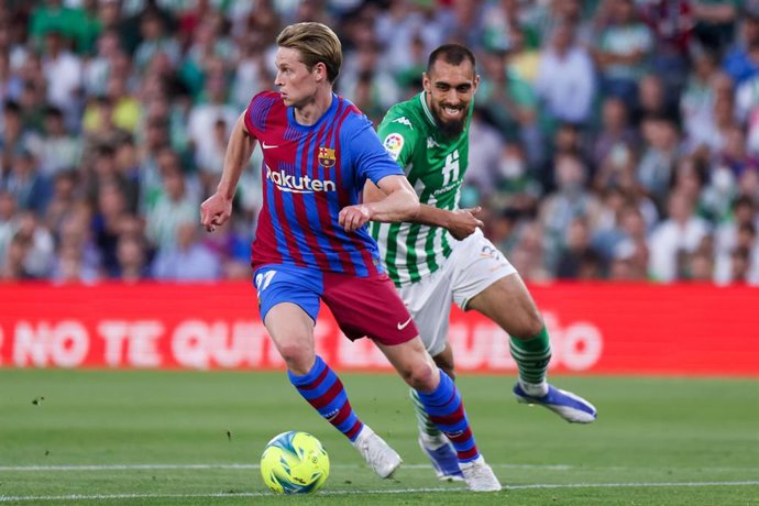 Archivo - El jugador del Bara Frenkie de Jong y el del Real Betis Borja Iglesias en un partido de LaLiga Santander
