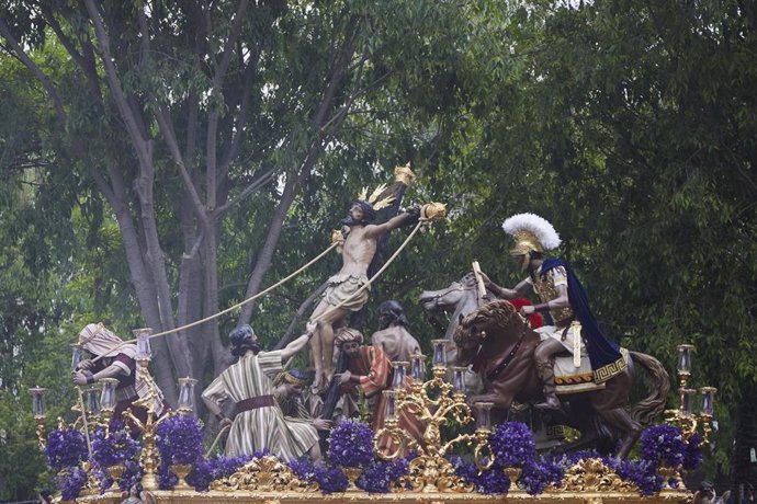 Archivo - Detalle del paso de misterio de la Hermandad de la Exaltación, en la Semana Santa en Sevilla 2022