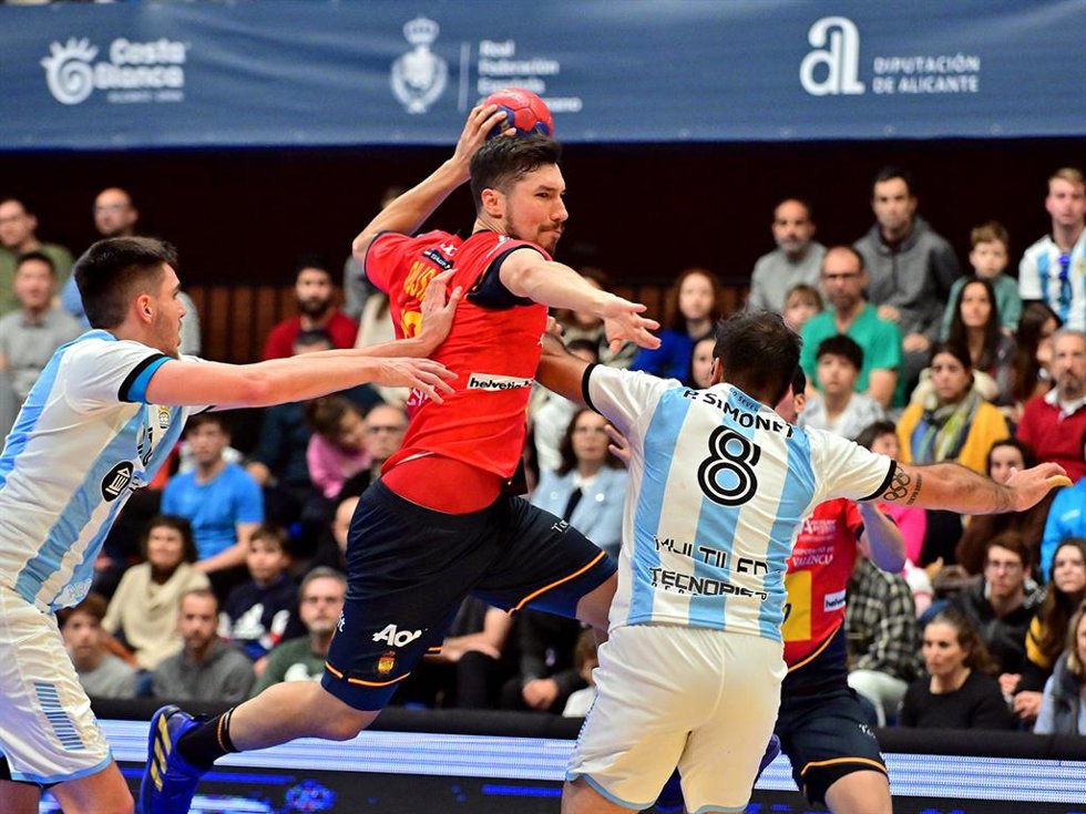 Alex Dujshebaev intenta un lanzamiento en el España-Argentina del TIE 2023
