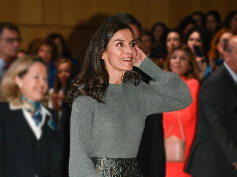 La Reina Letizia ha presidido esta tarde la entrega de la X edición de los Premios Promociona con un un look de lo más discreto