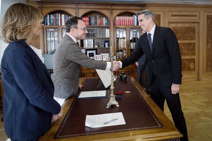 Cesar Marquina, a la derecha, en el momento de jurar el cargo como nuevo ministro de Finanzas.