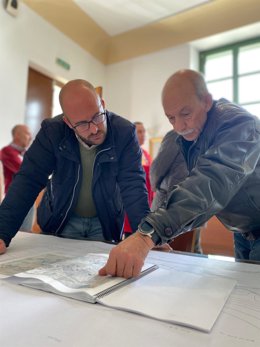 El alcalde de El Puerto, Germán Beardo, junto al presidente de la Asociación de Defensa del Patrimonio Histórico de El Puerto 'Betilo', Fernando Jiménez.