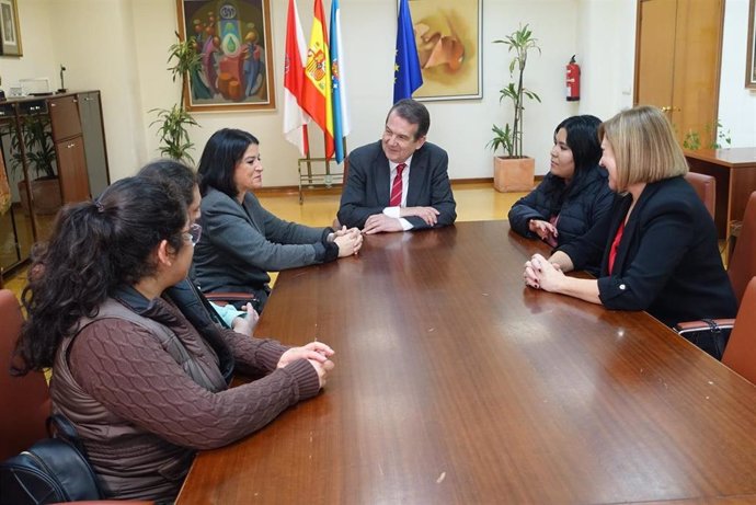 El alcalde de Vigo, Abel Caballero, se reúne con familiares de los marineros fallecidos del Villa de Pitanxo.