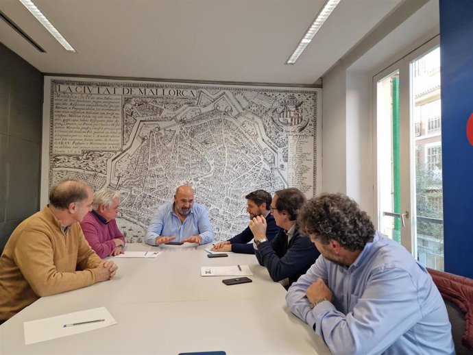 El presidente del PP de Palma, Jaime Martínez, durante la reunión con representantes de Afedeco y Pimeco.