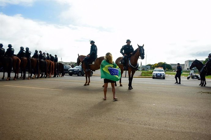 Una seguidora de Jair Bolsonaro discute con agentes de la Policía Militar.