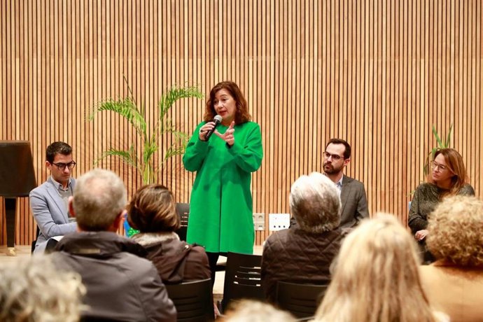 La presidenta del Govern, Francina Armengol, durante la asamblea informativa celebrada en Menorca, a 11 de enero de 2023.