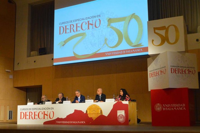 Mesa Inaugural De Los Cursos De Especialización En Derecho De La USAL