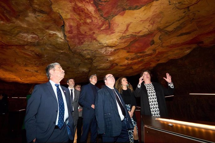 El ministro de Cultura, Miquel Iceta (3d), junto con el presidente de Cantabria, Miguel Ángel Revilla (i), visita la neocueva de Altamira, a 11 de enero de 2023, en Santillana del Mar