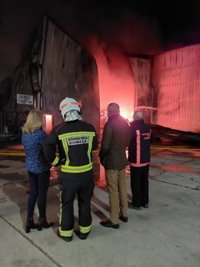Controlado el incendio en una nave con 80 embarcaciones en el puerto pesquero de Marbella (Málaga)