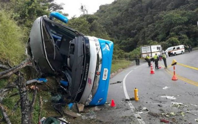 Archivo -    En la madrugada de este martes cinco personas han muerto y 34 han resultado heridas después de que un autobús volcara en una carretara en el municipio colombiano de Santa Fe de Antioquia, según confirmó la comandante de Bomberos Liria Rosa 