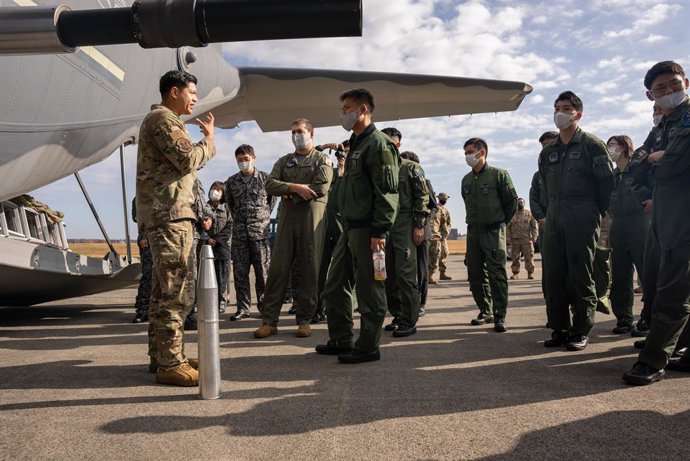 Archivo - El Capitán de la Fuerza Aérea de los EE.UU. Nestor Soriano, describe las capacidades únicas del helicóptero de combate AC-130J Ghostrider a los miembros de la Fuerza de Autodefensa de Japón