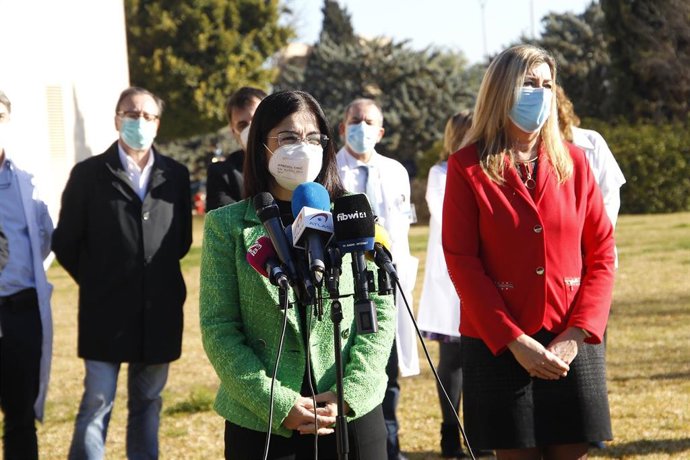 Archivo - La ministra de Sanidad, Carolina Darias (c), en una visita al Hospital Son Lltzer en 2022.