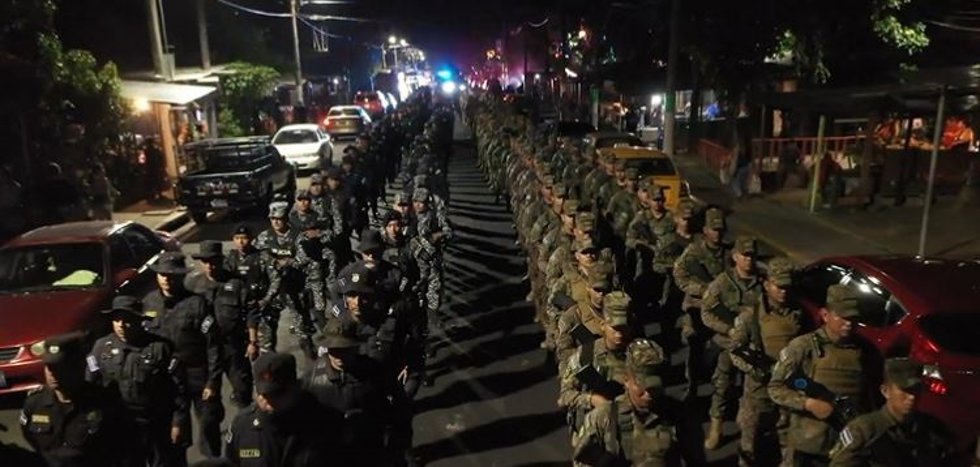 Archivo - Militares y policías en el municipio de Soyapango, El Salvador