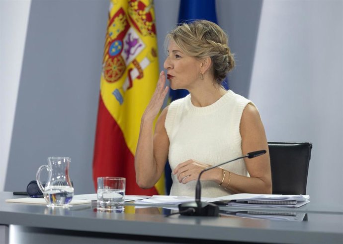 La vicepresidenta segunda y ministra de Trabajo y Economía Social, Yolanda Díaz, durante una rueda de prensa posterior al Consejo de Ministros, a 10 de enero de 2023, en Madrid (España). El Consejo de Ministros ha aprobado hoy la participación de España
