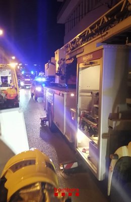 Els Bombers de la Generalitat en l'extinció de l'incendi d'un pis a Figueres (Girona), en el qual ha mort un home i una dona ha resultat ferida crítica