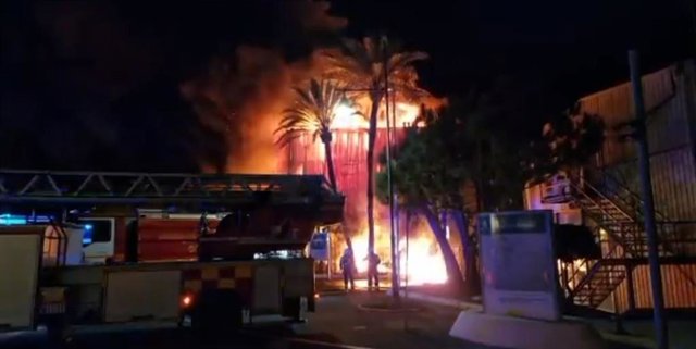 Imagen del incendio en el puerto pesquero de Marbella