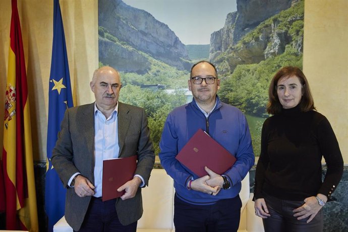 El vicepresidente y consejero del Gobierno de Navarra José María Aierdi (i), junto al alcalde de Fitero, Miguel Aguirre, y la directora general de Ordenación del Territorio, Izaskun Abril.