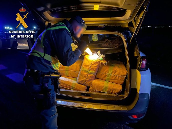 Intervenida más de media tonelada de polen de hachís oculto en un vehículo cuando circulaba cerca de Cáceres