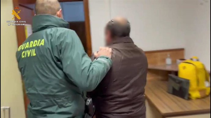 La Guardia Civil detiene a una mula bancaria" que trabajaba para un grupo criminal especializado en la estafa del Business E-Mail Compromise