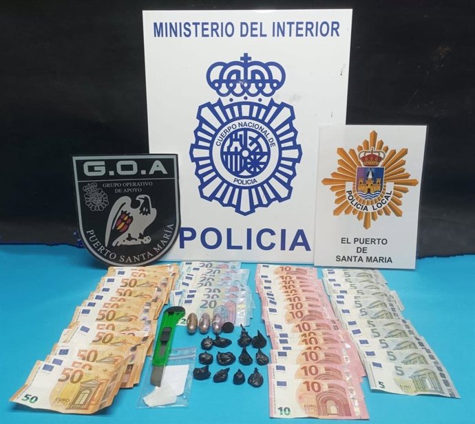 Droga y dinero intervenido en la peña cultural de El Puerto intervenida.