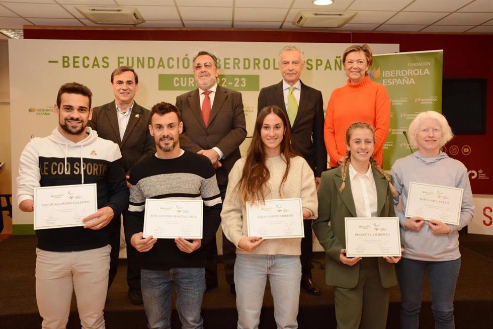Los deportistas Sarai Gascón, Óscar Salguero, Marta Arce, Desirée Vila y José Antonio Marí reciben su beca Fundación Iberdrola España, en el CSD.