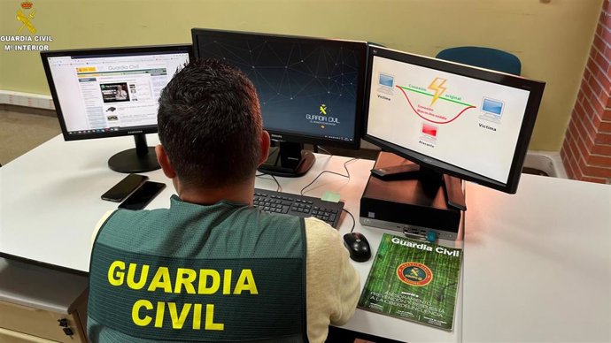 Agente de la Guardia Civil en tareas de investigación