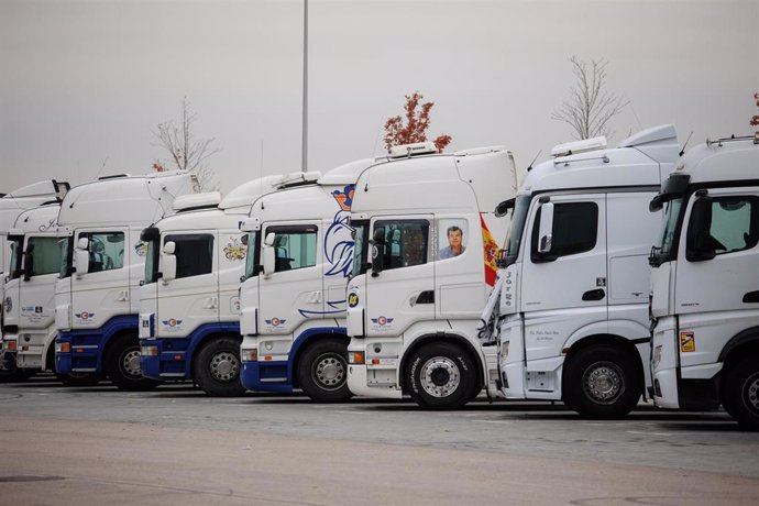 Archivo - Varias cabezas tractoras estacionadas en las inmediaciones del estadio Wanda Metropolitano