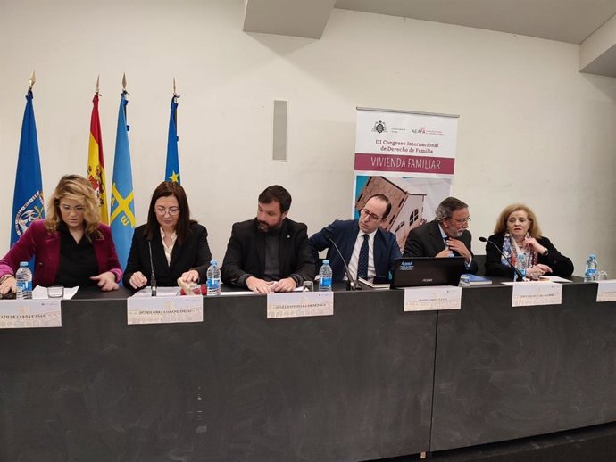 El teniente de Alcalde de Oviedo, Mario Arias Navia, el decano del Colegio de Abogados de Oviedo, Luis Carlos Albo, la presidenta de la Aeafa, María Dolores Lozano y las catedráticas de Derecho Civil Matilde Cuena y Camino Sanciñena.