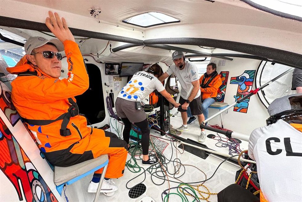 El periodista Gaspar Díez (a la izquierda de la imagen), a bordo del 11th Hour Racing Team, segundo clasificado en la regata costera de The Ocean Race 2022-23 en el Puerto de Alicante.