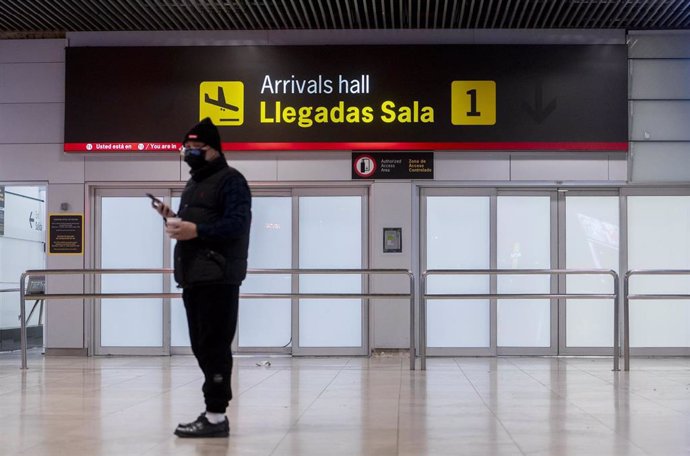 Un hombre espera la llegada de un vuelo procedente de Chongqing (China), en el aeropuerto Adolfo Suárez Madrid-Barajas, a 3 de enero de 2023, en Madrid (España).