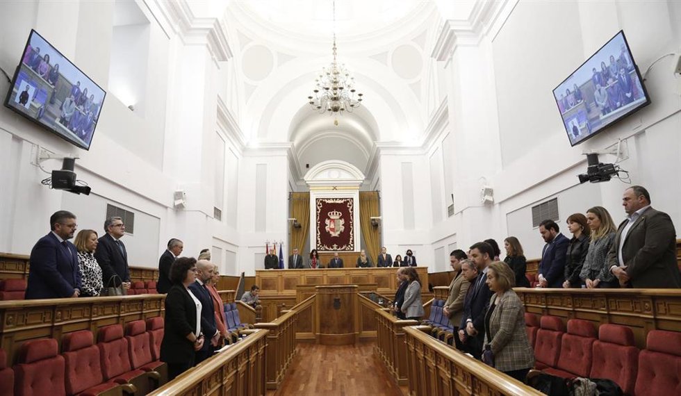 Minuto de silencio en las Cortes de C-LM por los últimos casos de violencia de género ocurridos en la región