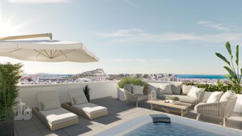 Piscina y solárium de los áticos de la promoción A