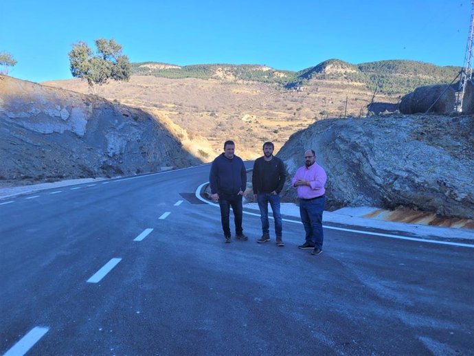 El vicepresidente de la DPT, Alberto Izquierdo, y diputado delegado del Servicio de Vías y Obras, visitado las obras de la carretera TE-V-8424. Junto al alcalde de Tronchón, Roberto Rabaza y el alcalde de Villarluengo, Juan Ramón Tena.