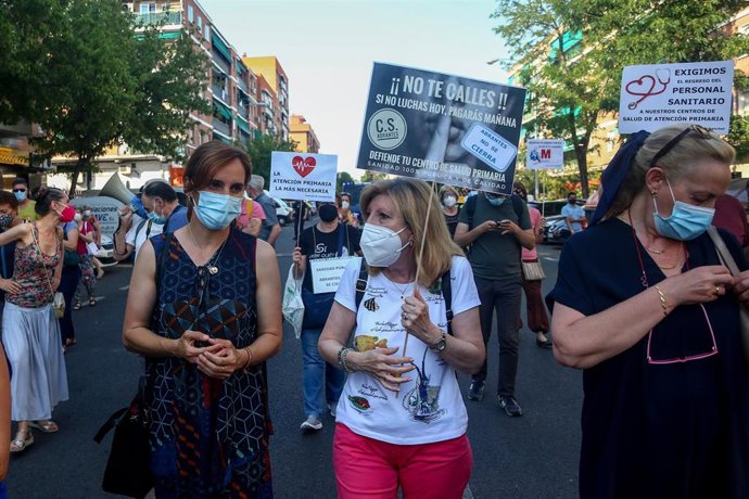 Archivo - La  portavoz de Más Madrid en la Asamblea, Mónica García (i), participa en una manifestación en defensa del mantenimiento del Centro de Salud de Abrantes, en el distrito de Carabanchel, a 10 de junio de 2021, en Madrid (España).