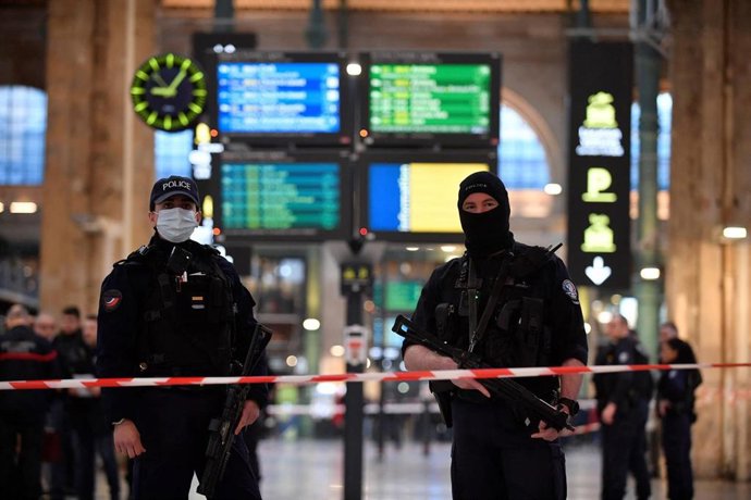 Un grupo de agentes custodian la estación de tren de Gare du Nord, en París, tras registrarse un ataque que ha dejado seis heridos.