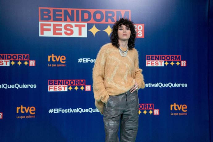 La cantante Alice Wonder posa en el photocall de la presentación de las 18 canciones que competirán en el Benidorm Fest 2023.