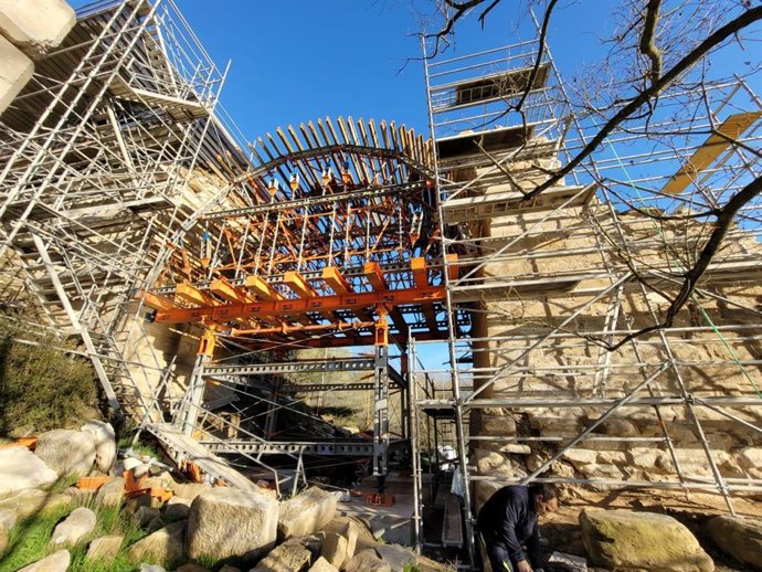 El Puente Mantible cuenta ya con la estructura provisional que permitirá la reconstrucción de la bóveda y el arco