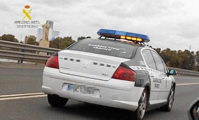 Archivo - Imagen de archivo de un coche de la Guardia Civil de Tráfico en Huelva.