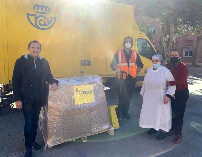 Empleados de Correos donan productos básicos a las Hermanitas de los Pobres de Málaga