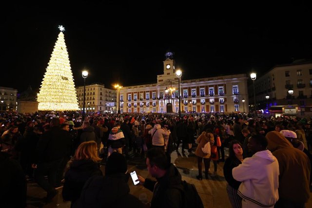 Ambiente antes de que tengan lugar las Campanadas de Fin de Año 2022, en la Puerta del Sol, a 31 de diciembre de 2022, en Madrid.