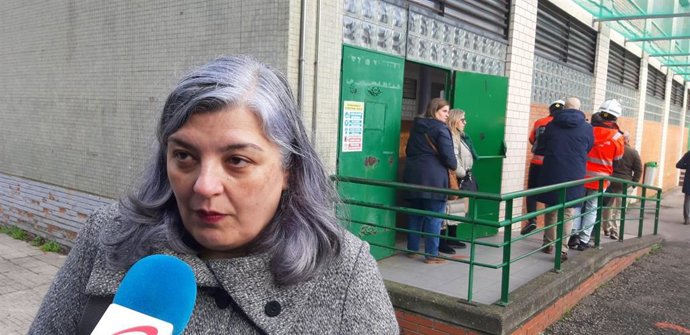 Pilar Álvarez, directora del colegio público Rey Pelayo de Gijón, atiende a los medios tras el derrumbe del suelo de un aula de infantil