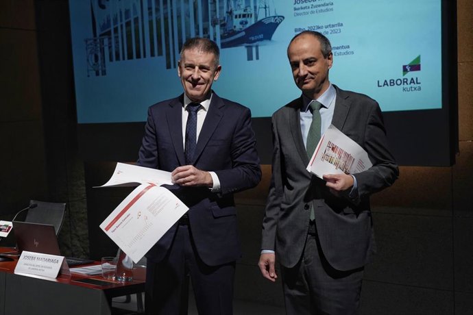El director del Departamento de Estudios de Laboral Kutxa, Joseba Madariaga, y el director de Desarrollo de Negocio de la entidad,  Ibon Urgoiti.