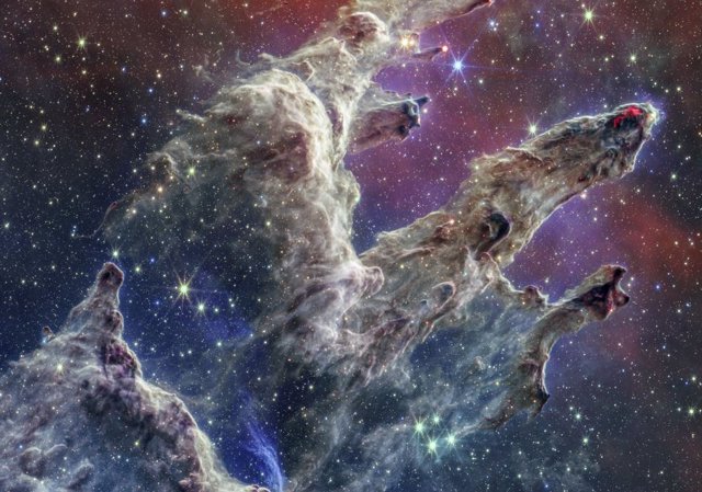 Estos imponentes zarcillos de polvo y gas cósmicos se sitúan en el corazón de M16, o nebulosa del Águila.