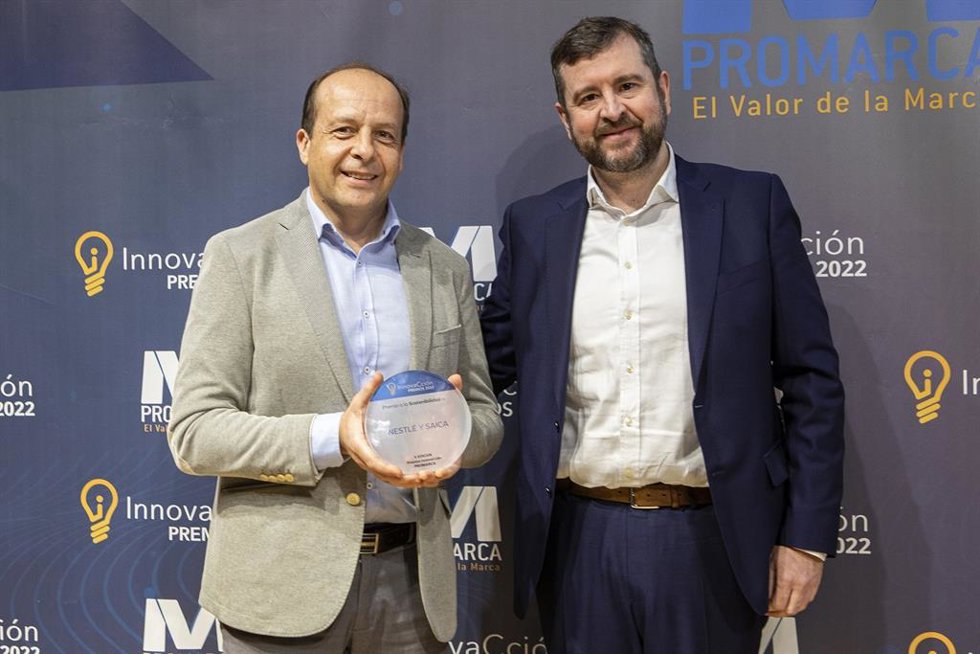 El responsable de Relaciones Institucionales de Nestlé España, Alberto Vega, en la etrega de galardones junto al director de I+D+i de FIAB, Eduardo Cotillas.