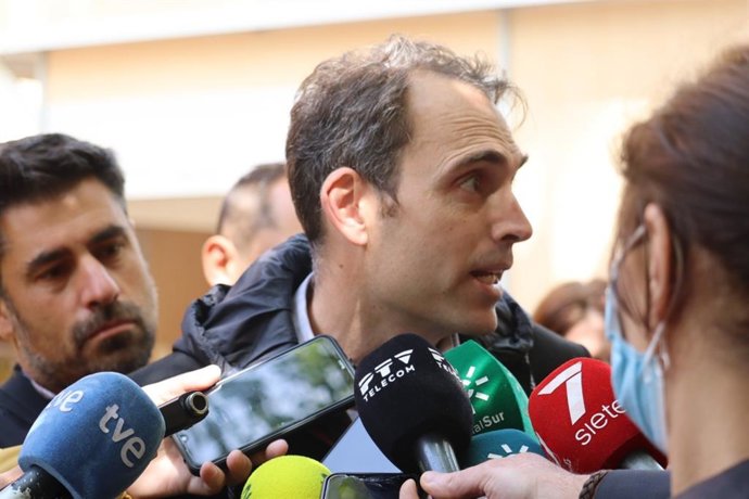 El coordinador general de IU Andalucía, Toni Valero, atiende a los medios.