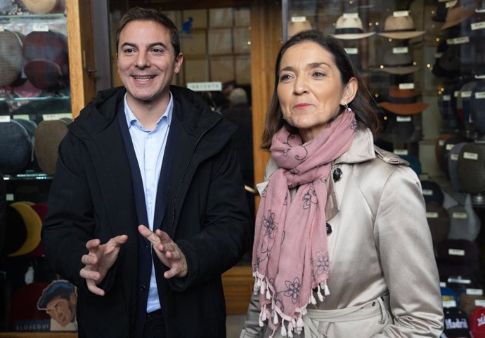 Archivo - La candidata a la alcaldía de Madrid, Reyes Maroto, sale de la sombrerería La Favorita Casa Enguita, a 7 de diciembre de 2022, en Madrid (España). Lobato y la ministra la ministra de Industria, Comercio y Turismo, Reyes Maroto, recorren varios