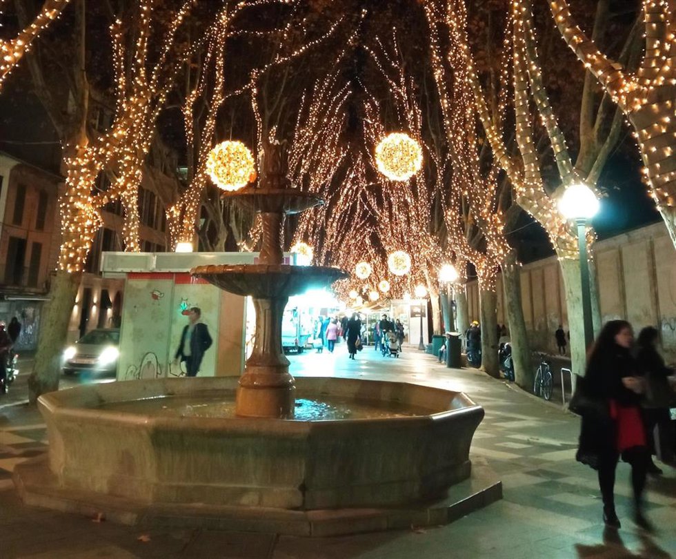 Archivo - Luces de Navidad en la Rambla, en Palma.