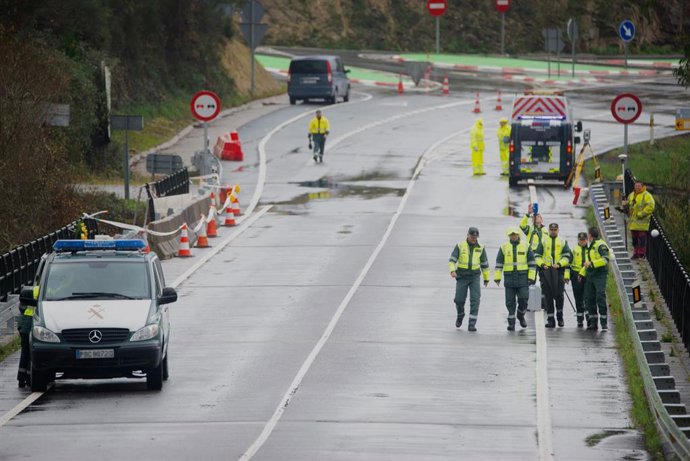 Un equipo especializado de la Guardia Civil participa en la reconstrucción del accidente del autobús siniestrado en el río Lérez, a 28 de diciembre de 2022, en Cerdedo-Cotobade, Pontevedra, Galicia (España). El equipo especial de la Guardia Civil de Mér