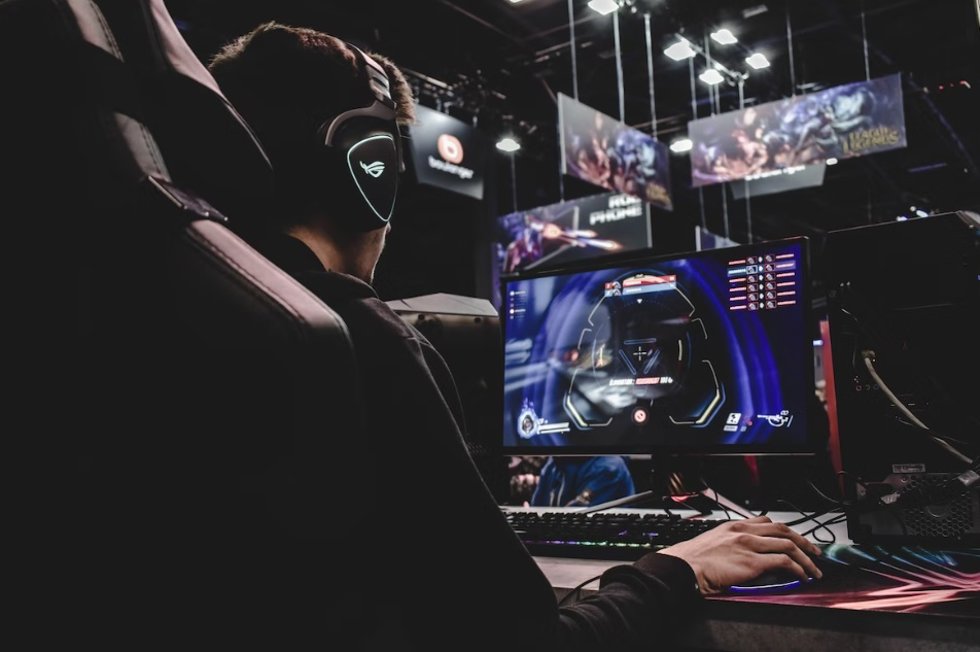 Persona participando en una competición de videojuegos