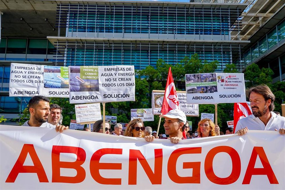Archivo - Trabajadores de  los comités de las sociedades de Abengoa, en una imagen de archivo.